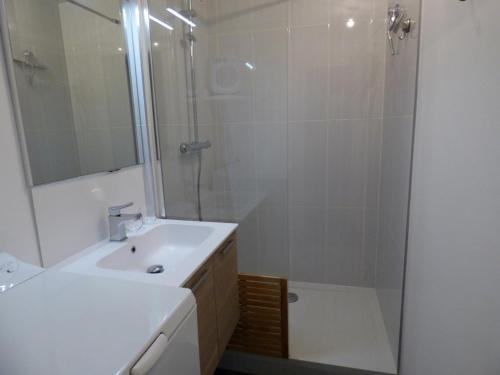 La salle de bains blanche est pourvue d'un lavabo et d'une douche. dans l'établissement Appartement Le Grand-Bornand, 3 pièces, 6 personnes - FR-1-458-90, au Grand-Bornand
