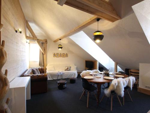 ein Wohnzimmer mit Tisch und Couch in der Unterkunft Appartement rénové 4 pièces avec mezzanine et 3 chambres, au cœur de Briançon, proche commerces et télécabine - FR-1-330C-118 in Briançon