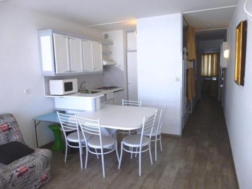 une cuisine et une salle à manger avec une table et des chaises dans l'établissement Appartement 6 pers avec accès direct aux pistes et parking gratuit à La Pierre St Martin - FR-1-602-46, à Arette