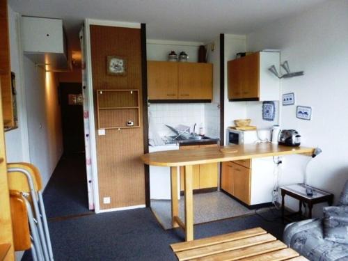 une petite cuisine avec une table en bois dans une pièce dans l'établissement Studio 6 pers avec accès direct pistes, balcon et parking gratuit - FR-1-602-22, à Arette