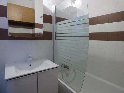 une salle de bain avec un lavabo et une douche dans l'établissement Studio confortable 25m² pour 4 personnes au Chinaillon - FR-1-458-113, au Grand-Bornand