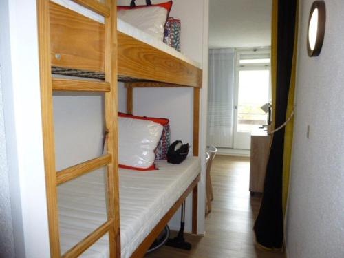 - une chambre avec 2 lits superposés et une échelle dans l'établissement Charmant studio 4 pers avec balcon, au pied des pistes - Arette - FR-1-602-58, à Arette