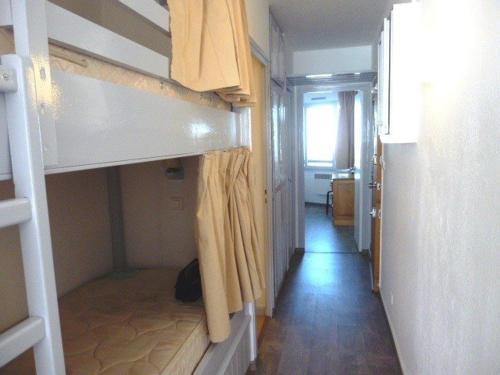 Cette chambre comprend 2 lits superposés et un couloir. dans l'établissement Appartement 6 pers avec accès direct aux pistes et parking gratuit à La Pierre St Martin - FR-1-602-46, à Arette