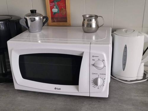 Photo de la galerie de l'établissement Charmant T3 rénové en bord de mer, parking, terrasse, proche plage et commerces, pour 6 personnes - FR-1-607-74, au Cap d'Agde