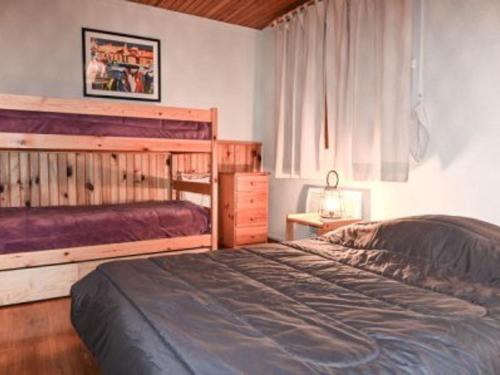een slaapkamer met 2 bedden, een raam en een tafel bij Appartement Montgenèvre, 3 pièces, 8 personnes - FR-1-266-160 in Montgenèvre