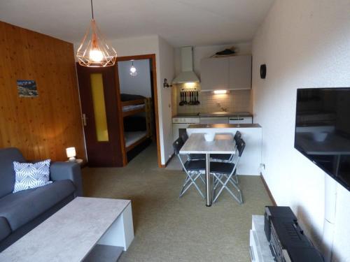 un petit salon avec un canapé et une table dans l'établissement Studio confortable 25m² pour 4 personnes au Chinaillon - FR-1-458-113, au Grand-Bornand