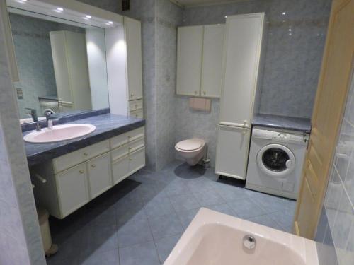 La salle de bains est pourvue d'un lavabo et d'un lave-linge. dans l'établissement Appartement Le Grand-Bornand, 6 pièces, 11 personnes - FR-1-458-137, au Grand-Bornand