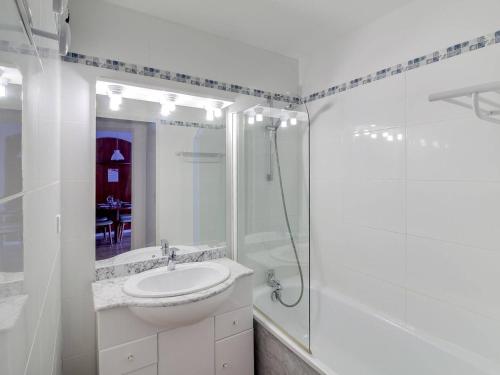 y baño blanco con lavabo y ducha. en Appartement La Mongie, 2 pièces, 4 personnes - FR-1-404-249 en Bagnères-de-Bigorre
