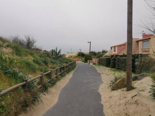 Photo de la galerie de l'établissement Charmant T3 rénové en bord de mer, parking, terrasse, proche plage et commerces, pour 6 personnes - FR-1-607-74, au Cap d'Agde