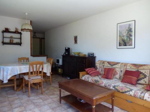 un salon avec un canapé et une table dans l'établissement Agréable 2 pièces + cabine - 5 pers, balcon exposé sud - FR-1-458-133, au Grand-Bornand