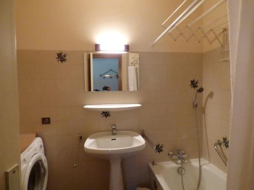 une salle de bain avec un lavabo, des toilettes et un miroir dans l'établissement Agréable 2 pièces + cabine - 5 pers, balcon exposé sud - FR-1-458-133, au Grand-Bornand