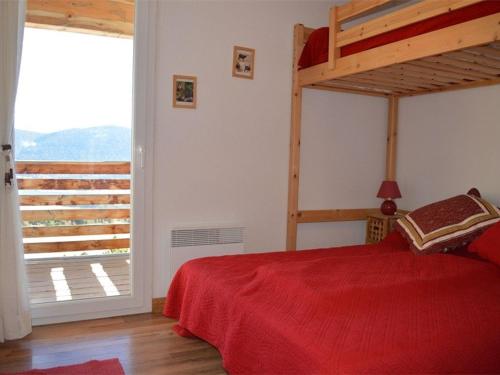 - une chambre avec un lit doté d'un couvre-lit rouge dans l'établissement Appartement T4 aux Angles avec Balcon et Parking - FR-1-593-2, aux Angles