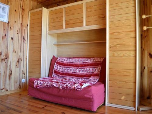- un sauna avec une ottomane rose dans une pièce dans l'établissement Bas de chalet cosy avec balcon et 1 chambre - FR-1-593-26, aux Angles