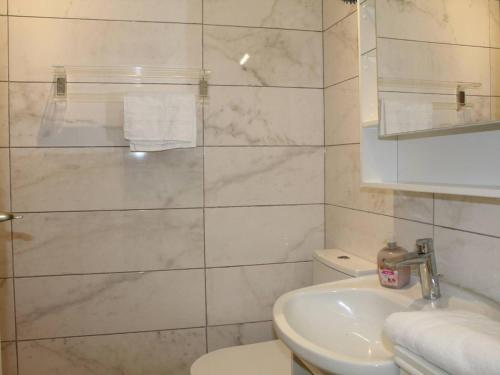 une salle de bain avec toilettes et lavabo dans l'établissement Charmant studio en RDJ, terrasse, jardin, proche mer et commerces, plein sud, 2 couchages - FR-1-252A-49, à Villeneuve-Loubet