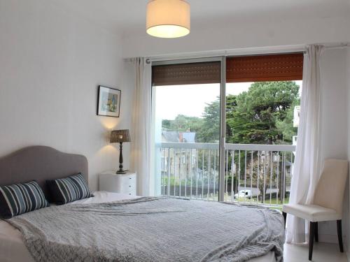 une chambre avec un lit et une grande fenêtre dans l'établissement Appartement 2 pièces face mer avec terrasse et parking privatif - La Baule - FR-1-245-151, à La Baule