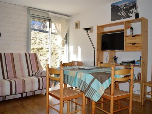 een woonkamer met een tafel, een bank en een televisie bij Appartement Les Angles, 2 pièces, 4 personnes - FR-1-593-33 in Les Angles