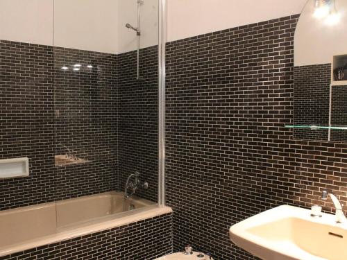 une salle de bain avec une baignoire, un lavabo et une douche dans l'établissement Appartement 2 pièces face mer avec terrasse et parking privatif - La Baule - FR-1-245-151, à La Baule