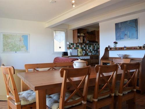 une cuisine et une salle à manger avec une table et des chaises en bois dans l'établissement Appartement T4 aux Angles avec Balcon et Parking - FR-1-593-2, aux Angles