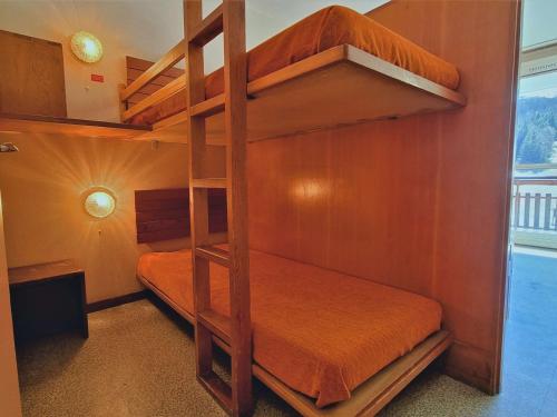 une chambre avec deux lits superposés dans une pièce dans l'établissement Studio au pied des pistes avec Wifi, parking, animaux admis - FR-1-525-186, à Saint-Étienne-en-Dévoluy