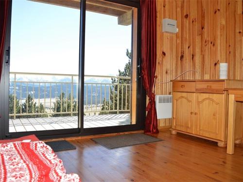 Gallery image of Bas de chalet cosy avec balcon et 1 chambre - FR-1-593-26 in Les Angles
