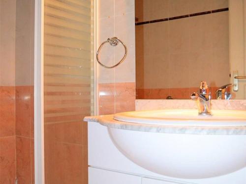 y baño con lavabo y ducha. en Appartement Les Angles, 3 pièces, 4 personnes - FR-1-593-31 en Les Angles