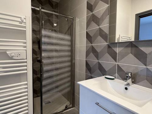 uma casa de banho com um lavatório e um chuveiro em Appartement Cambo-les-Bains, 2 pièces, 2 personnes - FR-1-495-94 em Cambo-les-Bains