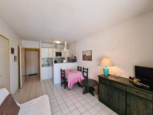 un salon avec une table et une cuisine dans l'établissement Appartement pour 6 personnes avec parking à Argelès-sur-Mer - FR-1-388-195, à Argelès-sur-Mer