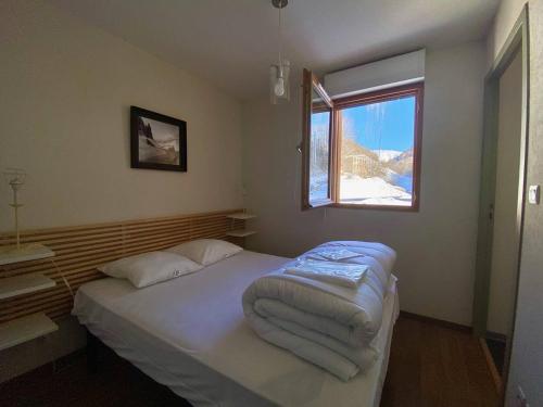 Habitación pequeña con cama y ventana en Appartement Barèges, 2 pièces, 4 personnes - FR-1-403-97, en Barèges