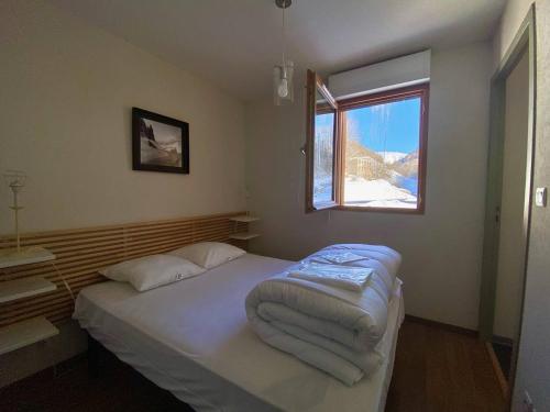 a small bedroom with a bed and a window at Appartement T2 confortable, 4 pers., garage, WIFI, Barèges, proche thermes et ski-bus - FR-1-403-97 in Barèges