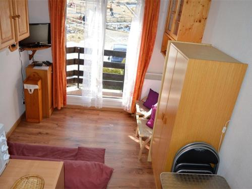 un salon avec une table et une grande fenêtre dans l'établissement Studio Cabine Cosy Proche des Pistes - Sud-Ouest, Équipé pour 3 Pers., Animaux Acceptés - FR-1-592-25, à Bolquère-Pyrénées 2000