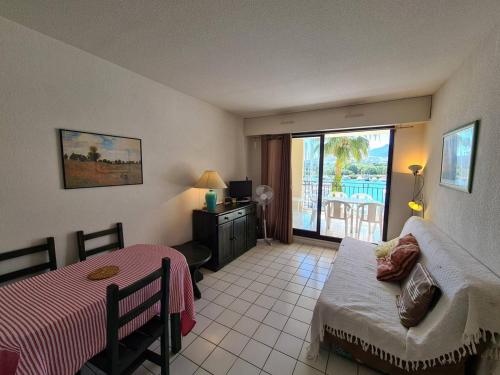 - une chambre avec un lit et un canapé dans l'établissement Appartement pour 6 personnes avec parking à Argelès-sur-Mer - FR-1-388-195, à Argelès-sur-Mer