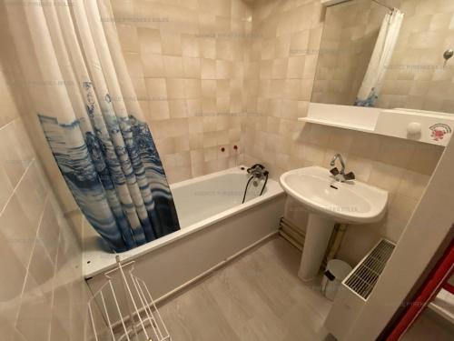 Baño pequeño con bañera y lavamanos en Appartement Les Angles, 3 pièces, 6 personnes - FR-1-295-154, en Les Angles