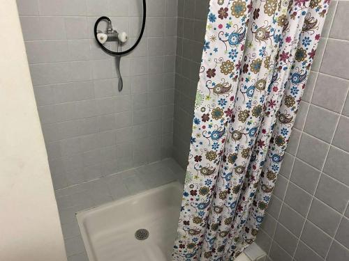 une douche avec un rideau de douche dans une salle de bain dans l'établissement Appartement 2 pièces avec parking à Port Camargue - FR-1-250-170, au Grau-du-Roi