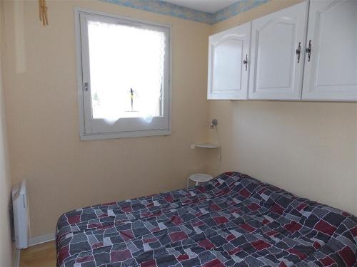 une chambre avec un lit et une fenêtre dans l'établissement T3 Sud au Pied Téléphérique avec Balcon, Parking, Animaux OK - FR-1-313-125, à Luchon