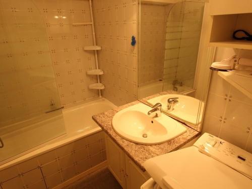 a bathroom with a sink and a bath tub at Appartement Bagnères-de-Luchon, 2 pièces, 4 personnes - FR-1-313-170 in Luchon