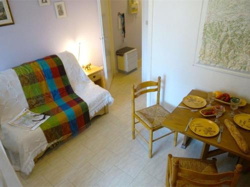 une pièce avec une table et un lit et une table et des chaises dans l'établissement Studio Calme avec Balcon Plein Sud, Parking Privé, Proche Thermes et Centre-ville - FR-1-313-149, à Luchon