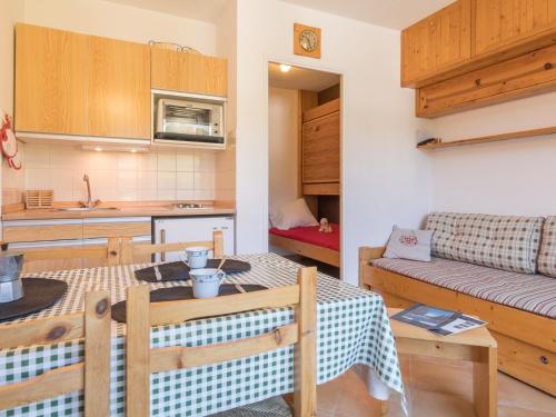 une cuisine et un salon avec une table et un canapé dans l'établissement Studio cosy 3 pers Montgenèvre, balcon sud, 20m² - FR-1-330D-117, à Montgenèvre