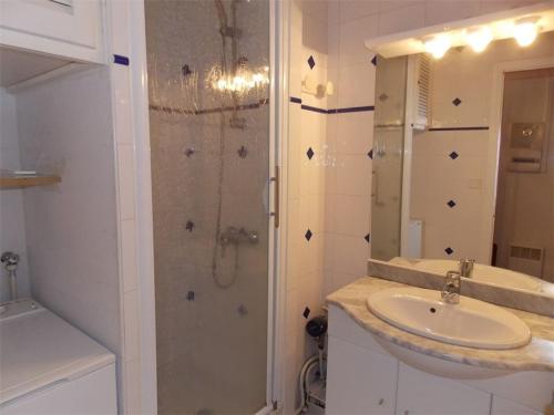 une salle de bain blanche avec un lavabo et une douche dans l'établissement T3 Sud au Pied Téléphérique avec Balcon, Parking, Animaux OK - FR-1-313-125, à Luchon