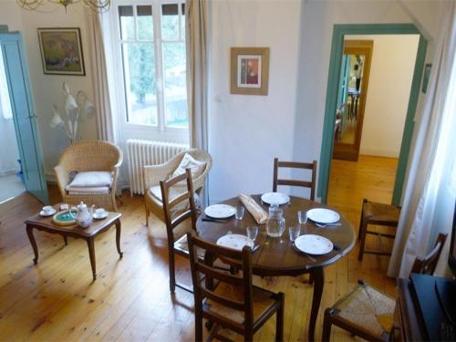 un salon avec une table et des chaises en bois dans l'établissement Superbe T3 pour 7 pers. avec Wi-Fi et Parking à Luchon - FR-1-313-188, à Luchon