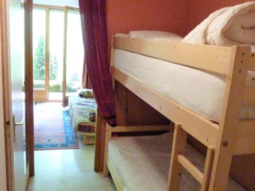 een slaapkamer met 2 stapelbedden in een kamer bij Appartement Saint-Jean-d'Aulps, 2 pièces, 4 personnes - FR-1-573-35 in Saint-Jean-dʼAulps