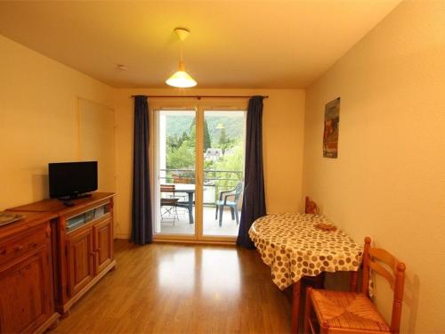une chambre avec une table et une fenêtre dans l'établissement Luchon: Appart 2 pièces cabine - Balcon, Parking - FR-1-313-166, à Luchon