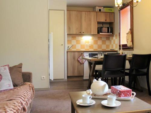 un salon avec un canapé et une table dans l'établissement Appartement cocooning à Vars : 4/5 pers, piscine, pied des pistes, parking inclus - FR-1-330B-177, à Vars