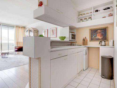 A kitchen or kitchenette at Appartement Saint-Jean-de-Luz, 1 pièce, 2 personnes - FR-1-4-593