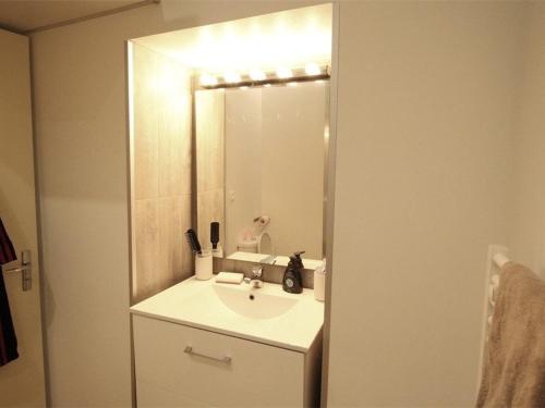 une salle de bain avec un lavabo et un miroir dans l'établissement Luxueux T3 Centre-Ville, 4 Pers, Proche Thermes et Télécabine - FR-1-313-172, à Luchon