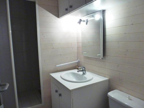 une salle de bain avec un lavabo, des toilettes et un miroir dans l'établissement Studio 5 pers. au pied des pistes - Accès direct, parking gratuit, casier à skis, service fondue - FR-1-602-16, à Arette