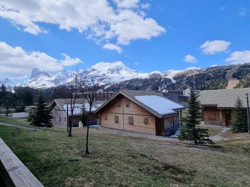 Photo de la galerie de l'établissement Appartement 3 pièces pour 6 avec piscine et parking – SuperDévoluy, près du télésiège Le Jas - FR-1-525-205, à Saint-Étienne-en-Dévoluy