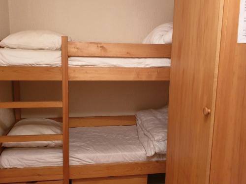 Zimmer mit Etagenbett und 2 Etagenbetten. in der Unterkunft Appartement Saint-Jean-d'Aulps, 1 pièce, 4 personnes - FR-1-573-38 in Saint-Jean-dʼAulps