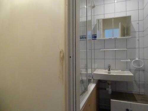 une salle de bain avec un lavabo et un miroir dans l'établissement Appartement familial 6 pers avec balcon et accès direct aux pistes - FR-1-602-79, à Arette