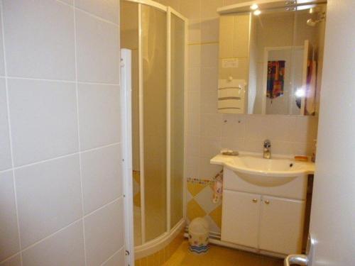 a bathroom with a sink and a mirror at Appartement Arette, 2 pièces, 6 personnes - FR-1-602-60 in Arette