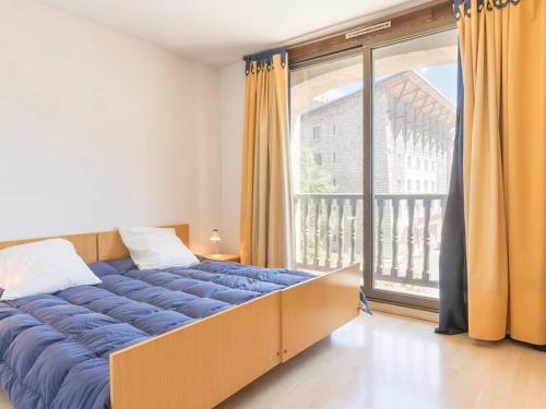 un lit dans une chambre avec une grande fenêtre dans l'établissement Bel appartement 3 pièces pour 7 pers avec balcon, Montgenèvre - FR-1-330D-126, à Montgenèvre